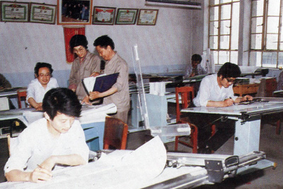 从1984年第一季度到抓管理上登记全面提高企业素质验收前，采取分线检查、总结成绩、找出差距、提出措施、限期整改的方法，使各项工作在整顿中巩固提高，在巩固提高中进行再整顿，再提高。