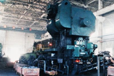 3月24日，世界第一台德国奥姆卡4000吨热模锻生产线在dg视讯总厂热模锻车间安装调试。