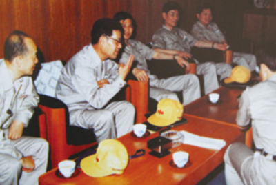 为了学习外国先进技术和管理方法，前往引进技术与设备的国家进行实地考察。薛仲光厂长在日本。