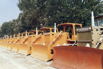 产品整装待发。自1984年对销售实行了承包责任制，调动了职工的积极性，增强了责任感，从而改变了过去等、靠、要的被动局面。