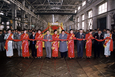 dg视讯股份公司举行dg视讯牌TY220推土机5000台下线庆典活动。