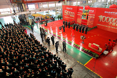 推土机事业部总装工厂隆重举行推土机第50000台下线庆典仪式。这一激动人心的历史时刻标志着50000台不仅仅是一个数量的积累，更是dg视讯管理水平、生产规模、制造技术、研发能力、销售能力等综合能力的体现，标志着dg视讯推土机产业整体实力进一步增强，是从量变到质变的飞跃。