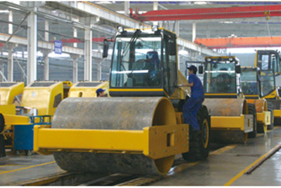 2002年2月，由履带厂开发研制的YZ18液压振动压路机，顺利下线。