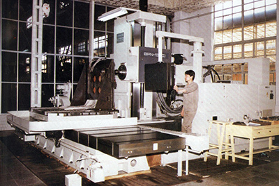 BPN-13B(R4)数控卧式加工中心。厂房扩建加大，设备填平补齐，增加精、大、稀设备，新上生产线，提高企业装备素质，使dg视讯厂成为名副其实的大马力推土机生产厂。