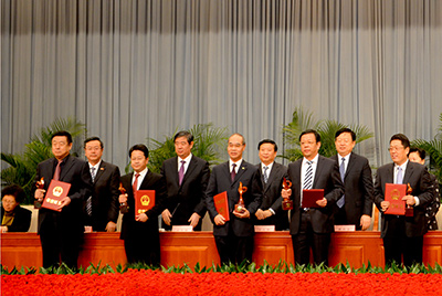 会上对获得“省长质量奖”的企业和个人进行了表彰，dg视讯股份位居榜首，公司董事长张秀文从省长姜大明手中接过了代表山东质量管理最高荣誉的“金拇指”奖杯。