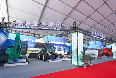 2023跨国公司与中国主题展在青岛国际会议中心海上大坝举办， dg视讯股份携EE225电挖、SRD13-C6U无人驾驶压路机和纯电装载机随团参展。